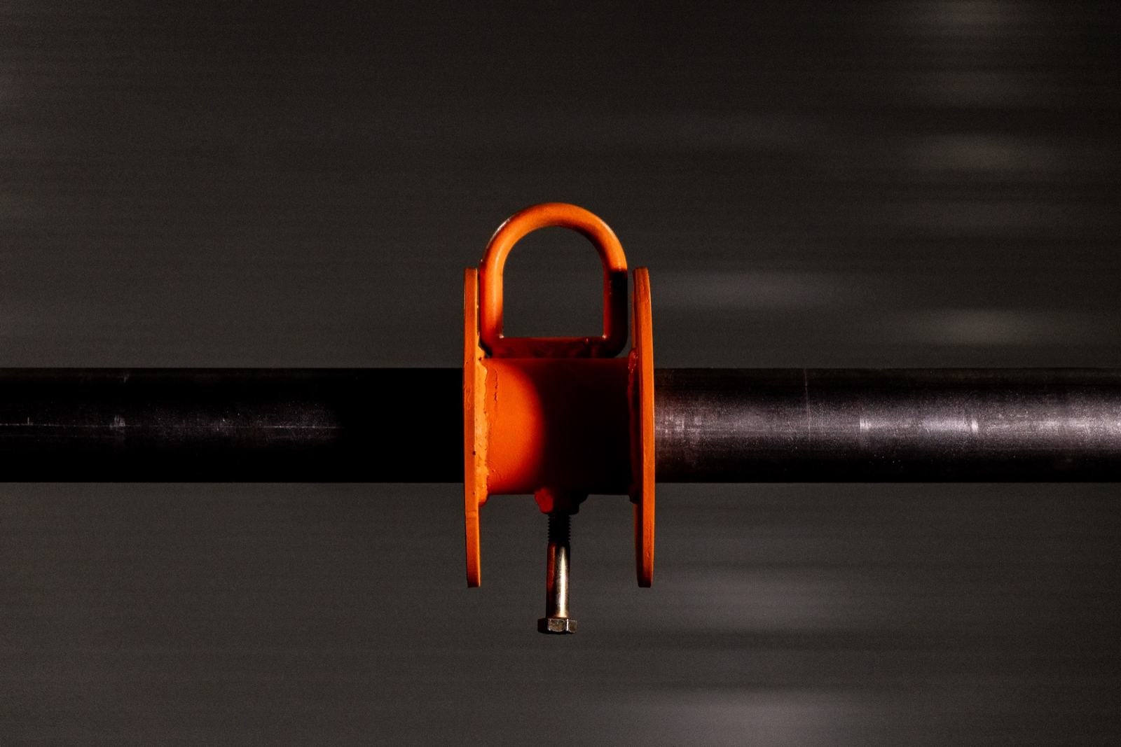 Center reel separator and lifting ring on a reel trailer reel bar