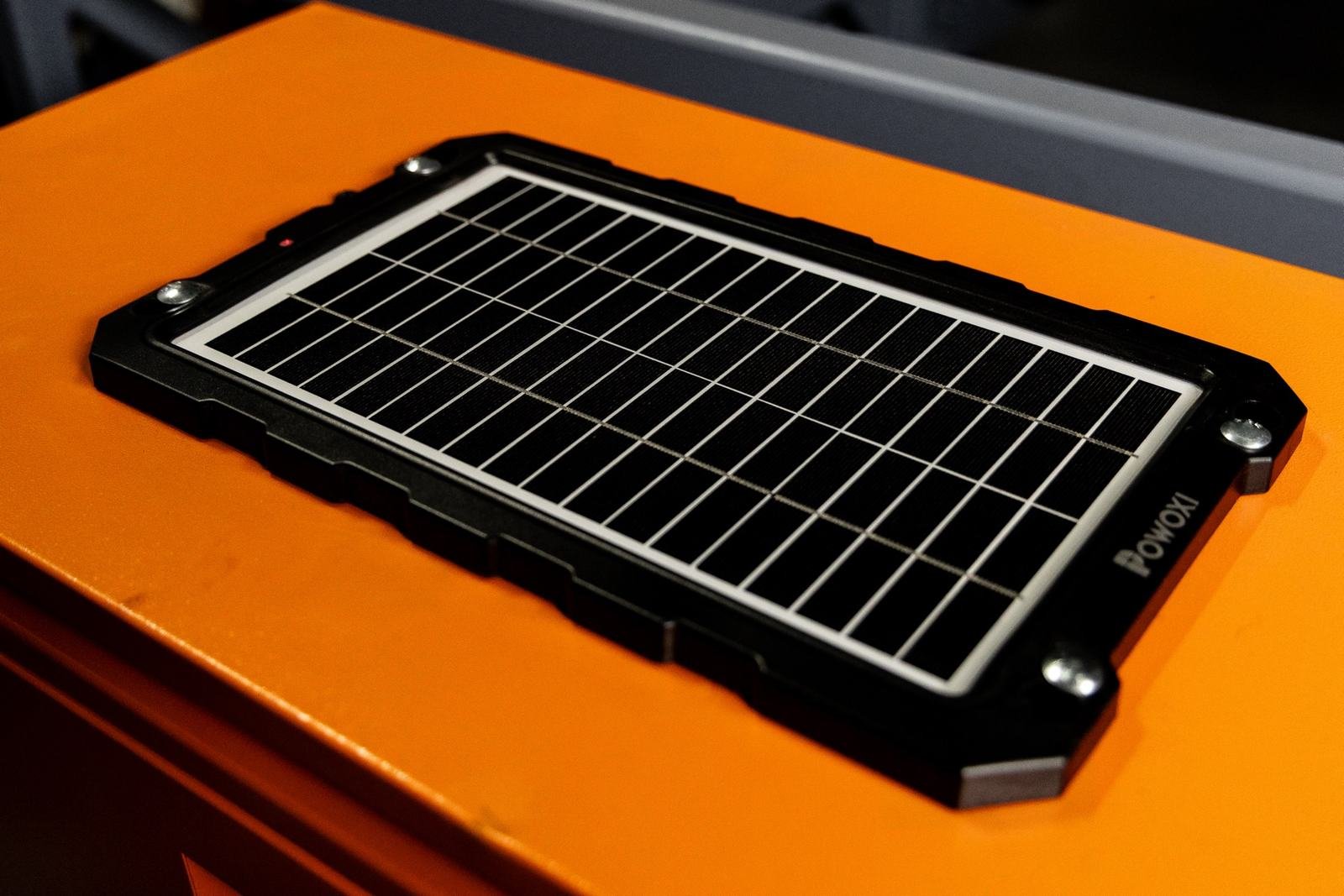 Solar charging panel maintaining the hydraulic battery on a reel trailer